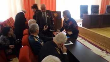 Ветераны и депутаты в Керчи собрались решать судьбу «чиновниц в шубах» (обновляется, видео)