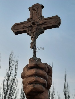 У скульптуры Богатыря на набережной отвалилась часть креста