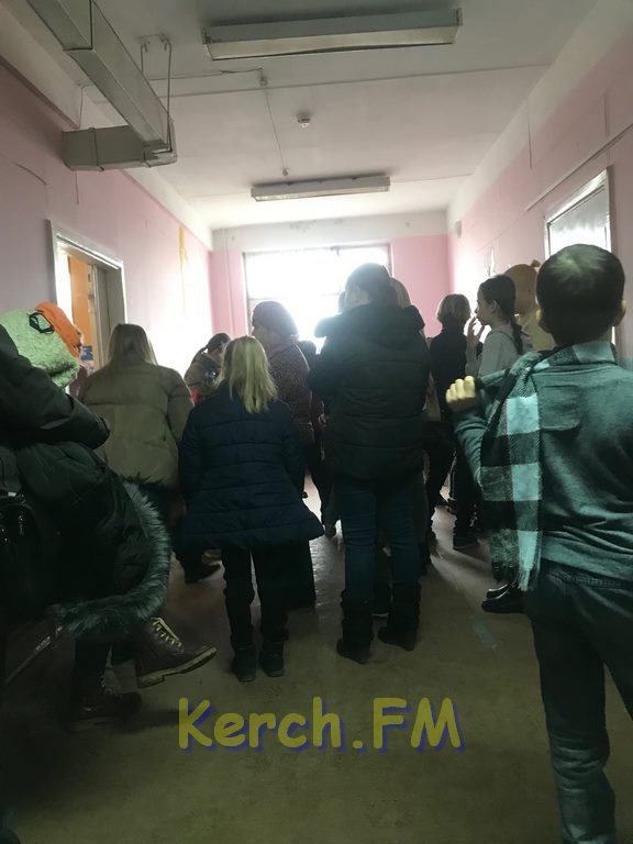 Детская поликлиника Керчь. 3 Поликлиника Керчь. Керчь детская поликлиника 2. Ненавижу больницы и эти очереди.