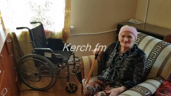 Мая Хужина после скандала с шубами подарила блокаднице коляску (видео)