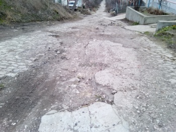 Ты репортер: Керчане просят властей обратить внимание на их разбитую дорогу