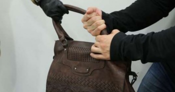 Новости » Криминал и ЧП: Ночью мужчина силой отобрал у керчанки сумочку с телефоном и документами