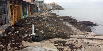 Новости » Экология: Море вернуло мусор на побережье в Керчи