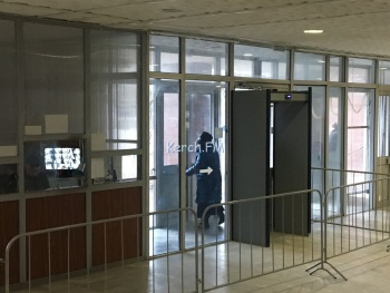 Новости » Общество: Спустя год на входе в КЦ Богатикова заработала рамка металлоискателя