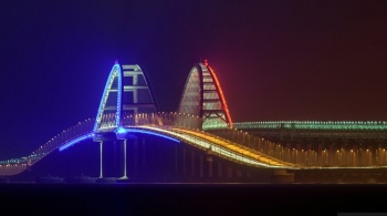 Скорость движения на Крымском мосту ограничили до 60 км/час из-за похолодания