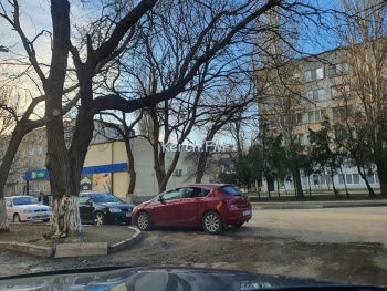 Ты репортер: Очередной автохам: в Керчи припарковали авто, перекрыв часть выезда из двора