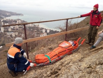 Новости » Общество: Спасатели эвакуировали с горы Аю-Даг женщину, получившую травму ноги