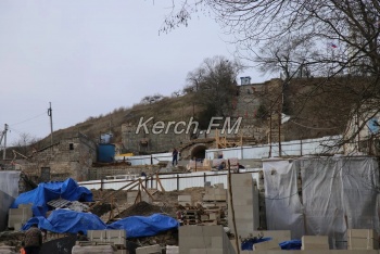 Подрядчик почти завершил демонтаж разрушенных стен Митридатских лестниц