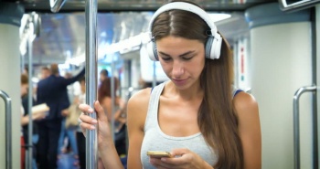 Минтранс может запретить слушать музыку в маршрутках без наушников