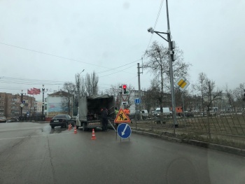 Новости » Общество: На Мирошника частично перекрыта одна полоса  дороги из-за работ