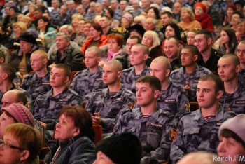 Новости » Общество: В Керчи мужчин поздравили с Днем защитника отечества (видео)