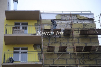 Строители начали восстанавливать фасад дома для депортированных в Керчи