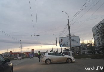 Новости » Криминал и ЧП: На Ворошиловском кольце в Керчи задели друг друга Мазда и машина полиции