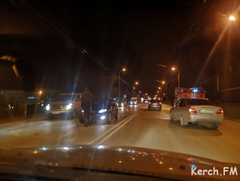 Перед кольцом на КУОРе  в Керчи произошло ДТП с участием «Хонда» и «Шевроле»