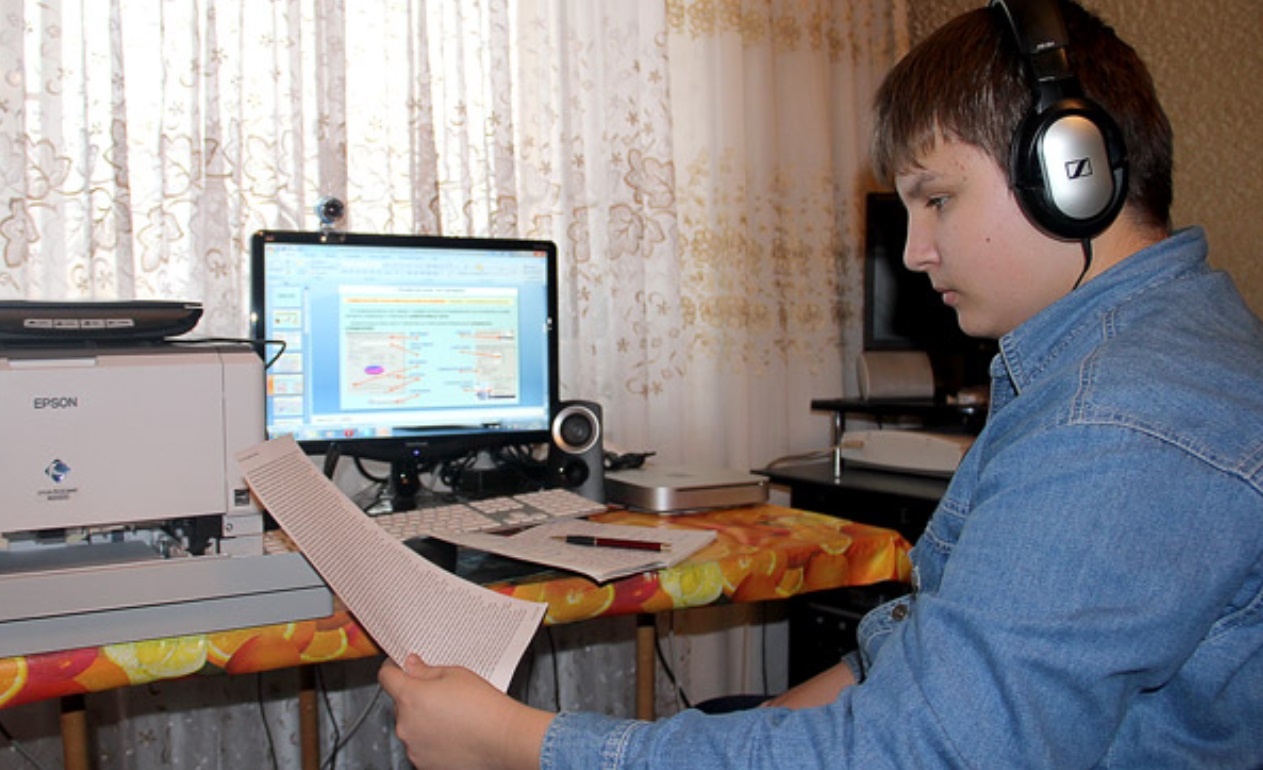Школьники москвы дистанционное обучение. Компьютер в школе. Компьютер для школьника. Ученик с компьютером. Школьник за компом.