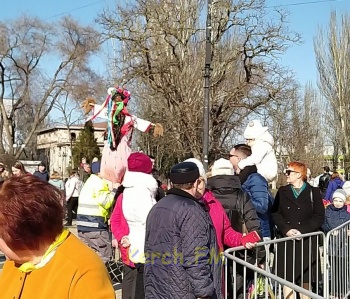 Дети и родители разочарованы: главное чучело на площади в Керчи сжигать не стали