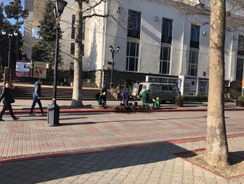 Новости » Коммуналка: В Керчи приводят в порядок плитку на площади Ленина