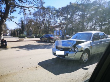 Новости » Криминал и ЧП: В Аршинцево перед пешеходным переходом столкнулись «Хендай» и «Лада»