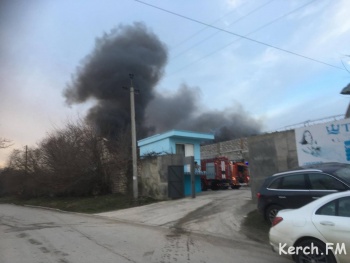 Новости » Криминал и ЧП: В районе Мирошника в Керчи загорелись склады