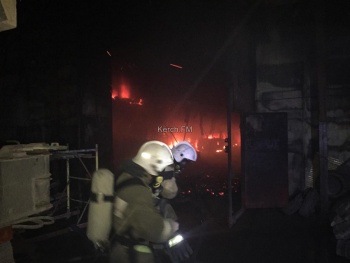 Новости » Криминал и ЧП: Площадь пожара на складах в Керчи составила 600 кв. м