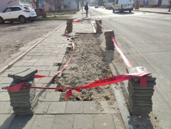 Новости » Общество: Больше недели в центре Керчи никто не восстанавливает тротуар