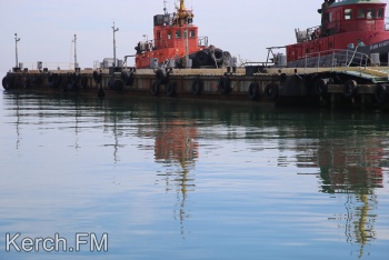 Новости » Общество: На море – штиль, керчане семьями отправились на прогулку