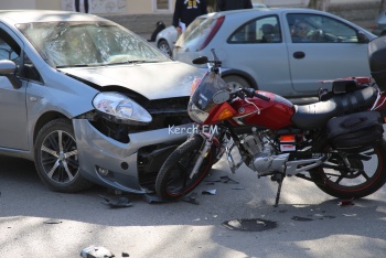 На «Парковой» в Керчи столкнулись «Фиат» и мотоцикл