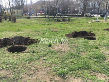 В сквере на морвокзале в Керчи выкопали лунки для деревьев