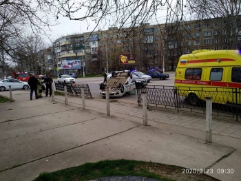 Новости » Криминал и ЧП: На Горьковском кольце в Керчи перевернулся учебный автомобиль
