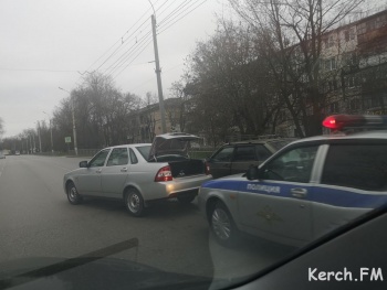 Новости » Криминал и ЧП: Напротив 17 школы в Керчи произошло ДТП
