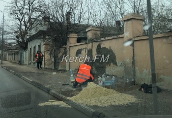 Новости » Общество: Керченские коммунальщики приводят в порядок заборы у дороги