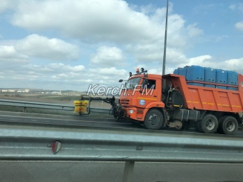 Новости » Общество: В Керчи чистят и моют путепровод по ШГС