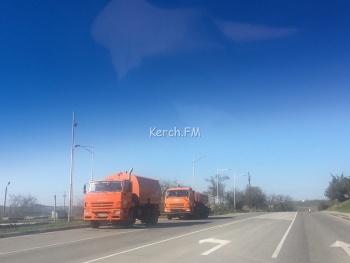 Новости » Общество: В Керчи мыли дорогу на въезде в город