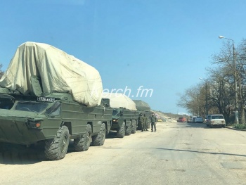 Новости » Общество: В Аршинцево стоит военная техника