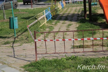 Новости » Общество: В Керчи продолжают ограждать сигнальными лентами детские площадки