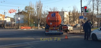 В Керчи  на перекрестке Мирошника – Еременко бензовоз в ДТП подмял легковушку