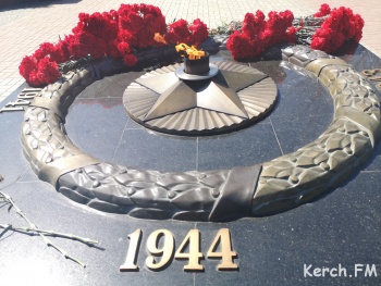 Новости » Общество: В День освобождения Керчи цветы возложили к мемориалу в Сквере Мира