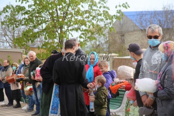 Новости » Общество: В Керчи начали освящать пасхальные куличи