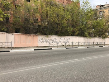 Новости » Общество: В центре Керчи закрасили заборы, которые ранее исписали вандалы