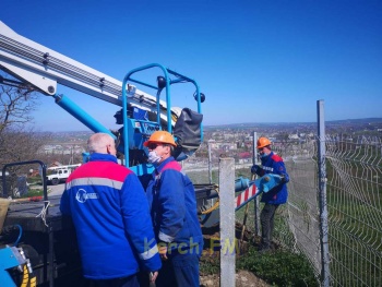 Новости » Общество: Руководство Керченского РЭС пообещало осветить Митридат и не повредить молодые деревья