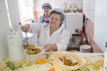 В закрытых на карантин больницах Крыма усилят питание больных и врачей