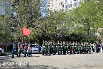 Новости » Общество: Парад и концерт прошел еще для одного ветерана в Керчи (видео)