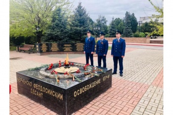 Новости » Общество: Сотрудники прокуратуры Керчи возложили цветы к Вечному огню