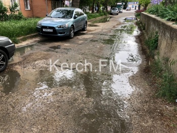 В переулке Юннатов в Керчи произошел порыв канализации