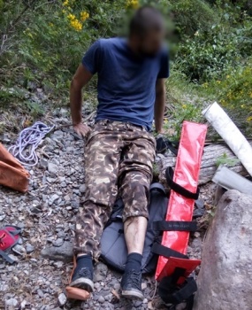 Спасатели помогли мужчине с травмами ног, который упал в ущелье в Крыму