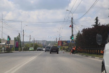 В Керчи на Камыш-Бурунском шоссе рабочие красят ограждения