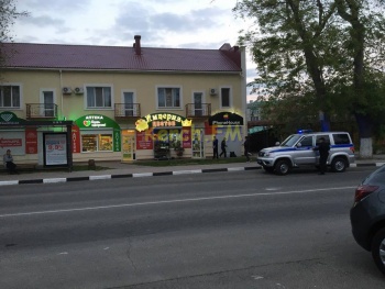 Новости » Криминал и ЧП: Двое молодых людей в Керчи ограбили цветочный магазин