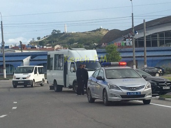 В Керчи в районе автовокзала произошло ДТП с участием маршрутки и Мерседеса