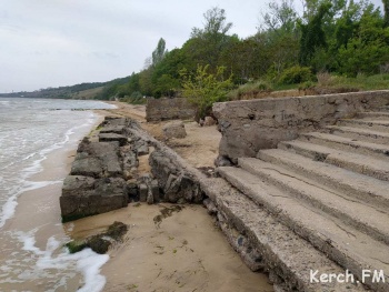 Новости » Общество: Очередной подход к берегу моря в Керчи обвалился