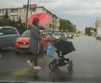 Новости » Общество: В Керчи ВАЗ чуть не сбил женщину с коляской (видео)